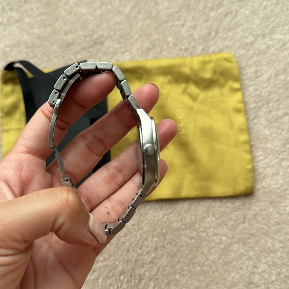 Gucci unisex watch. 7/10 use. No box included is Gucci dust bag - Picture 7 of 9